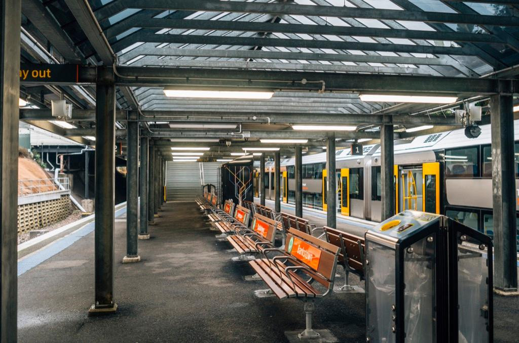 Khu vực ngồi chờ của trạm tàu Bankstown trống trải, không một bóng người. Đây là một trong hai khu có số lượng lớn người Việt sinh sống ở Sydney và thường đông đúc kể cả vào ban đêm.