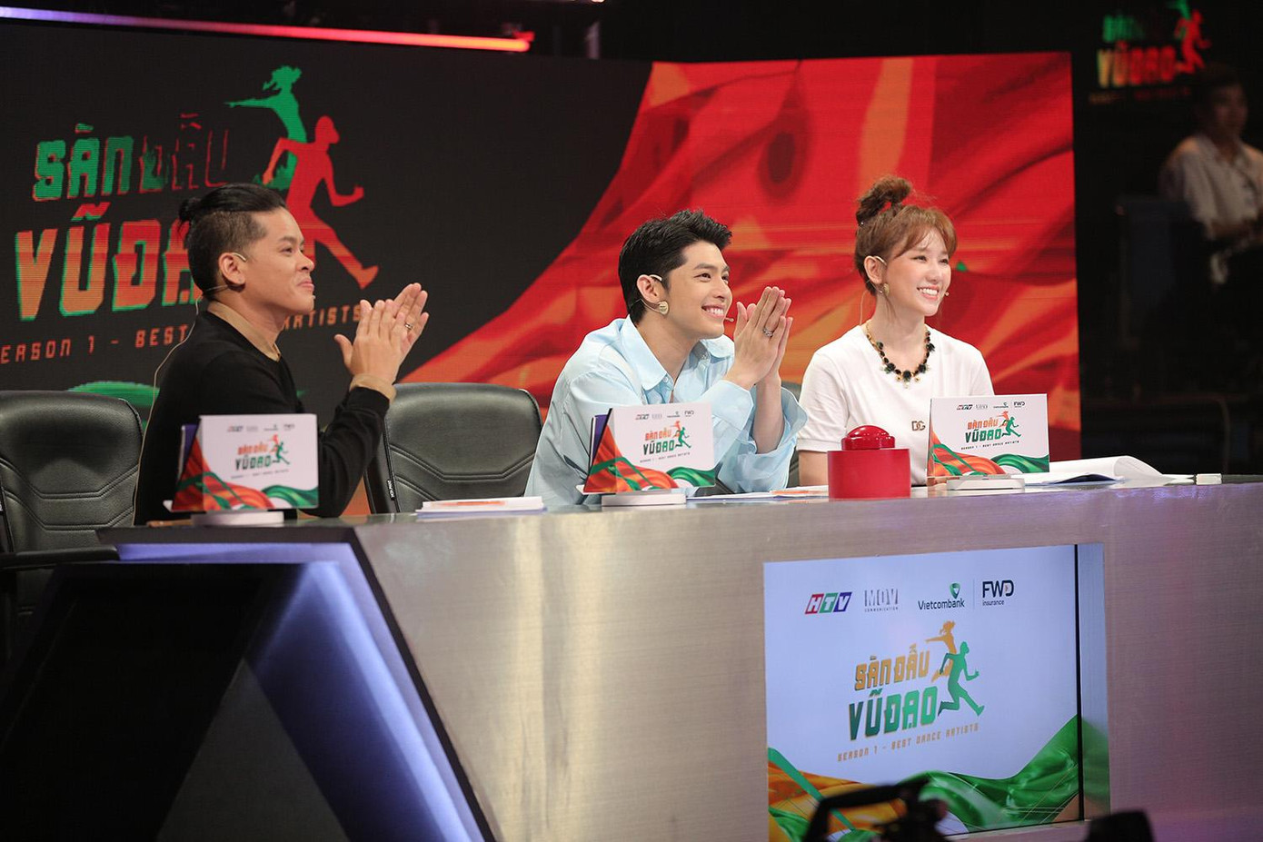 Ban giám khảo: John Huy Trần, Noo Phước Thịnh và Hari Won