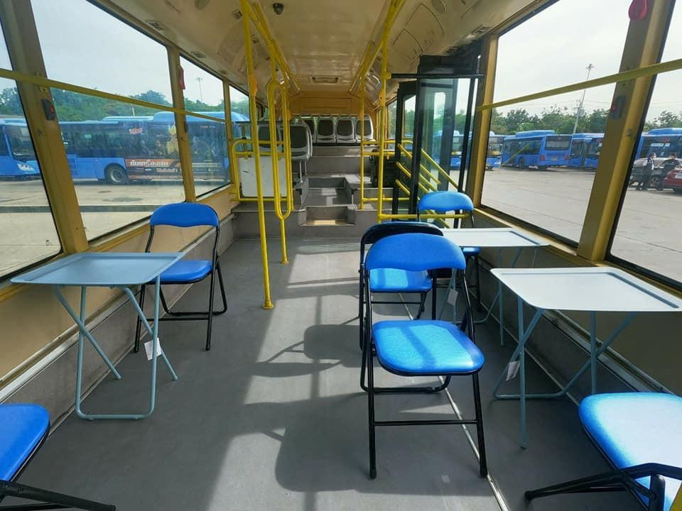 Bên trong một chiếc xe buýt "BMV" với các bàn tiêm vaccine phòng dịch. Ảnh: Pongsakorn Kwanmuang