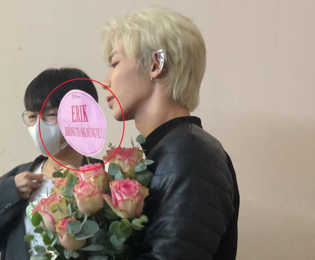 Lời nhắn “Không thắng đừng về” của Hoà Minzy, Đức Phúc được in hẳn lên thiệp chúc