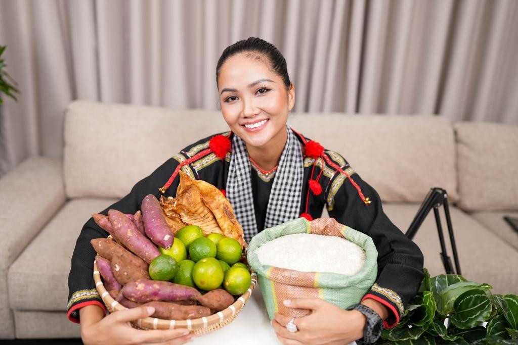 H'Hen Niê bên cạnh các mặt hàng nông sản thiết yếu. H'Hen Niê bên cạnh các mặt hàng nông sản thiết yếu.