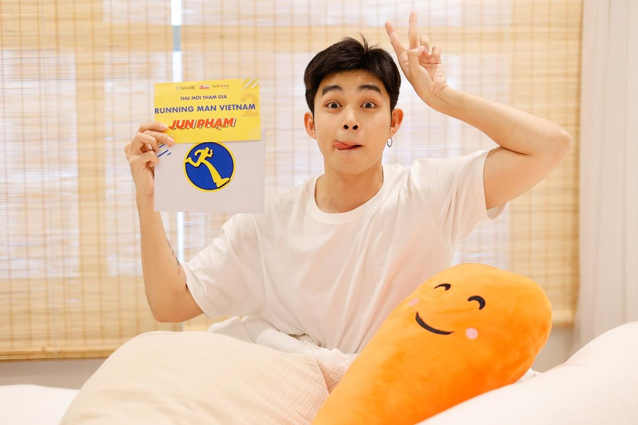 Jun Phạm tươi tắn cầm trên tay mật thư của chương trình.