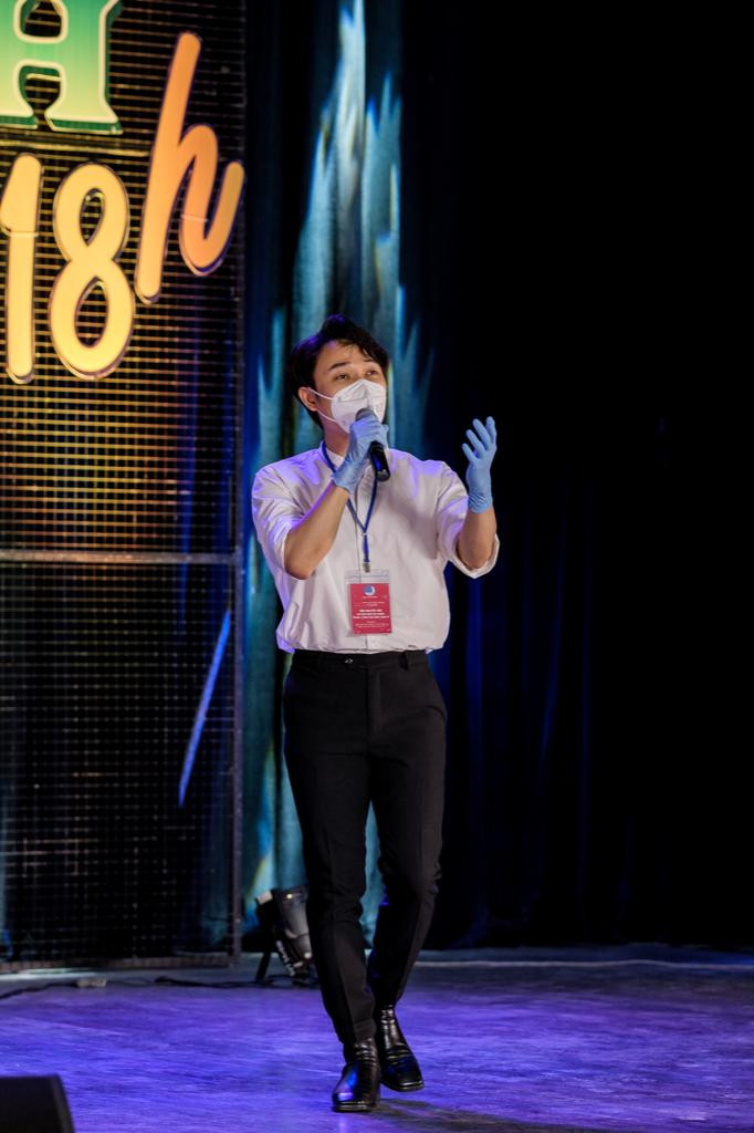 Trúc Nhân trình bày 2 ca khúc Huế, Sài Gòn, Hà Nội và bản hit Lớn rồi còn khóc nhè.