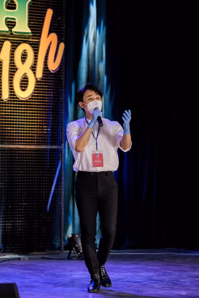 Trúc Nhân trình bày 2 ca khúc Huế, Sài Gòn, Hà Nội và bản hit Lớn rồi còn khóc nhè.