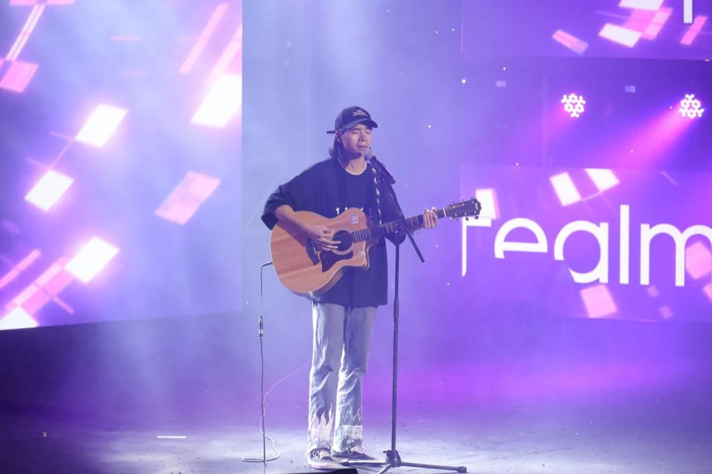 Thịnh Suy phiêu lãng cùng chiếc đàn guitar trên sân khấu.