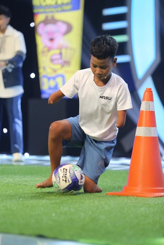 Cậu bé không chân tay đến từ Gia Lai chinh phục Trấn Thành bằng khả năng đá bóng điệu nghệ. Cậu bé không chân tay đến từ Gia Lai chinh phục Trấn Thành bằng khả năng đá bóng điệu nghệ.