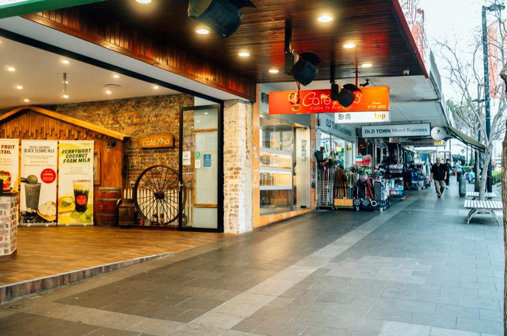 Một quán trà sữa thường ngày "full bàn" nay cũng thưa vắng khách.