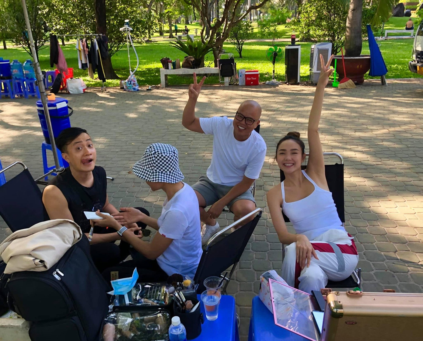 Minh Hằng, Lương Mạnh Hải và đạo diễn Vũ Ngọc Đãng tại hậu trường quay phim