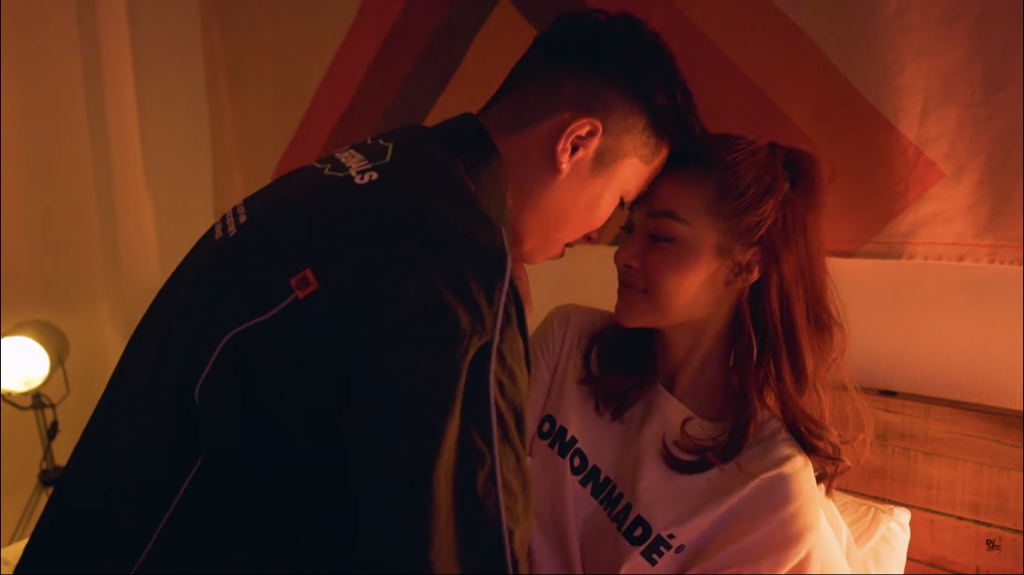 Right và Lona trong MV Đêm nay Right và Lona trong MV Đêm nay