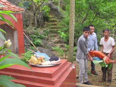 Đồ cúng có cả lợn quay. Đồ cúng có cả lợn quay