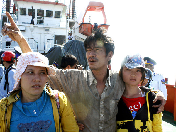 Thuyền trưởng Phạm Văn Mãn bên vợ con . Thuyền trưởng Phạm Văn Mãn bên vợ con