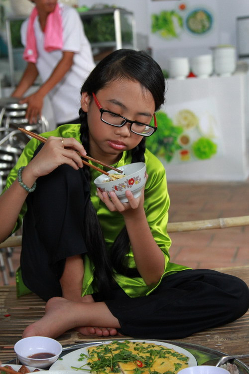 Cô bé dân ca vẫn giản dị áo bà ba, tóc thắt bím hai bên