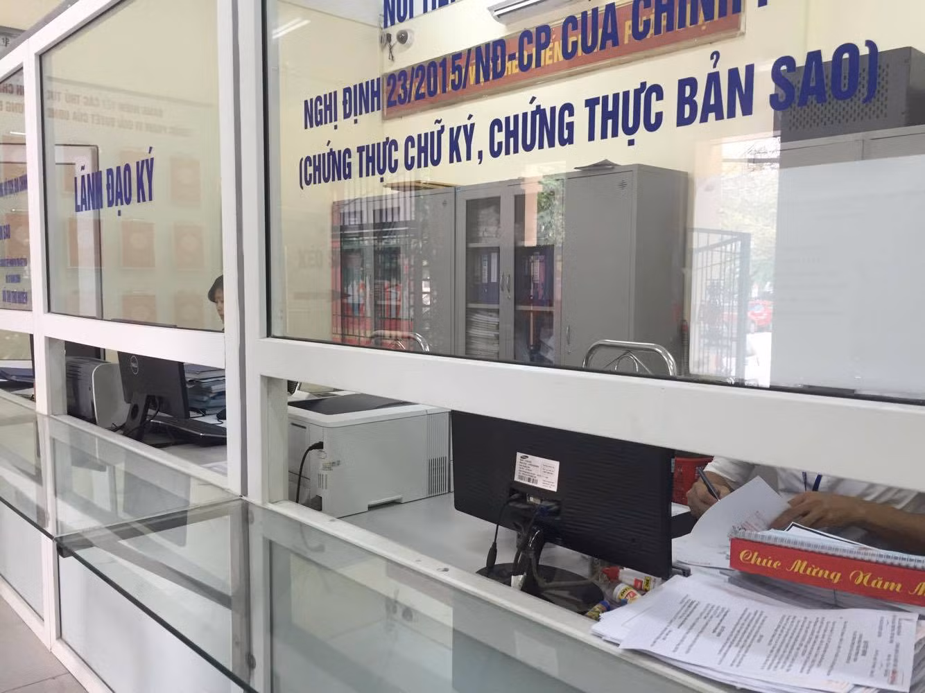 Công sở Hà Nội nơi nhộn nhịp, nơi đóng cửa trước nghỉ lễ ảnh 6