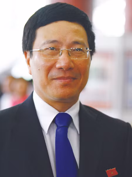 Bộ trưởng Ngoại giao Phạm Bình Minh (52 tuổi), quê Nam Định, thạc sĩ (Luật, Ngoại giao), Ủy viên Trung ương Đảng