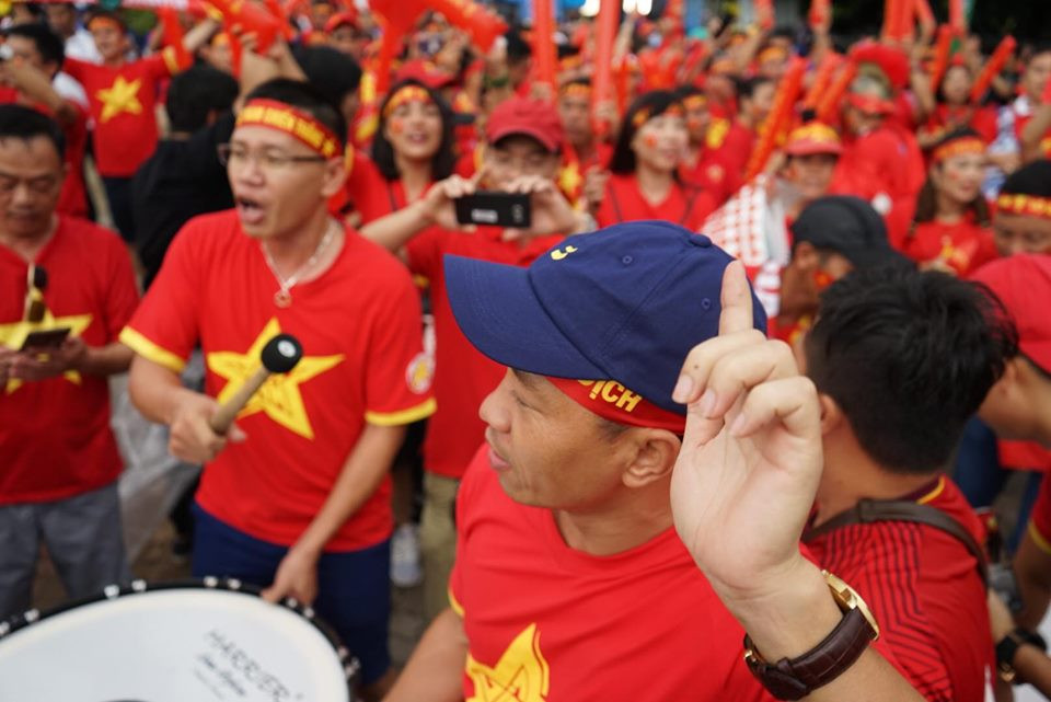 CĐV nhuộm đỏ sân Thammasat, tiếp lửa cho Việt Nam đấu Thái Lan ảnh 7