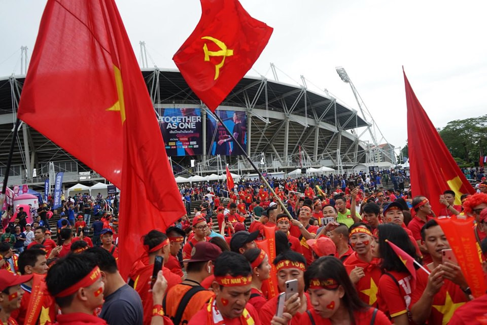 CĐV nhuộm đỏ sân Thammasat, tiếp lửa cho Việt Nam đấu Thái Lan ảnh 6