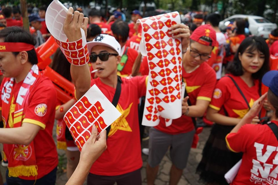 CĐV nhuộm đỏ sân Thammasat, tiếp lửa cho Việt Nam đấu Thái Lan ảnh 8