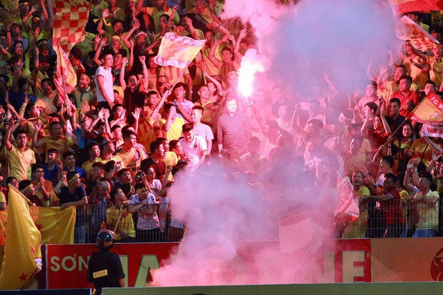 Hà Nội FC họp báo nóng, xin lỗi vụ bắn pháo sáng gây thương tích ảnh 2