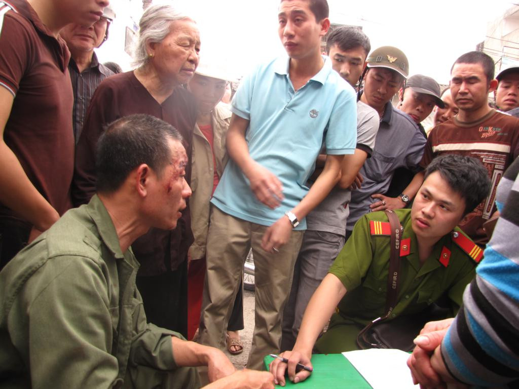 Công an khu vực lấy lời khai của anh Bắc