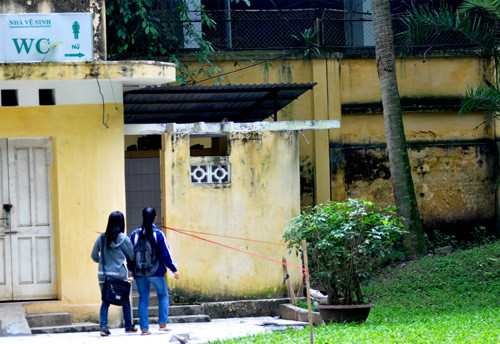 Nữ giới thản nhiên đi vào nhà vệ sinh. Nữ giới thản nhiên đi vào nhà vệ sinh