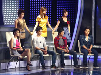 Phần công bố thí sinh bị loại hằng tuần là điểm cuốn hút của Việt Nam Idol. (Trong ảnh: Thí sinh chuẩn bị tinh thần nghe tin dữ)