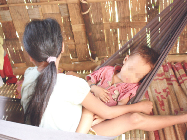 Em bé 2 tuổi có bố là công nhân Trung Quốc. Ảnh: Nam Cường