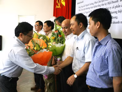 Phó TBT báo Tiền Phong Lê Xuân Sơn tặng hoa các vị khách mời. Ảnh : Hồng Vĩnh.