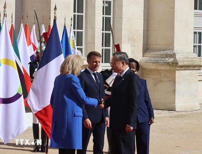 Tổng thống Cộng hòa Pháp Emmanuel Macron và Tổng Thư ký Pháp ngữ Louise Mushikiwabo đón Tổng Bí thư, Chủ tịch nước Tô Lâm. (Ảnh: Trí Dũng/TTXVN)
