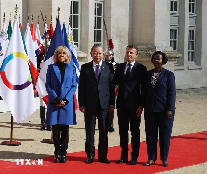 Tổng thống Cộng hòa Pháp Emmanuel Macron và Tổng Thư ký Pháp ngữ Louise Mushikiwabo đón Tổng Bí thư, Chủ tịch nước Tô Lâm. (Ảnh: Trí Dũng/TTXVN)