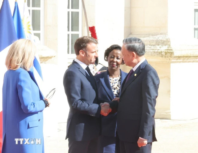 Tổng thống Cộng hòa Pháp Emmanuel Macron và Tổng Thư ký Pháp ngữ Louise Mushikiwabo đón Tổng Bí thư, Chủ tịch nước Tô Lâm. (Ảnh: Trí Dũng/TTXVN)