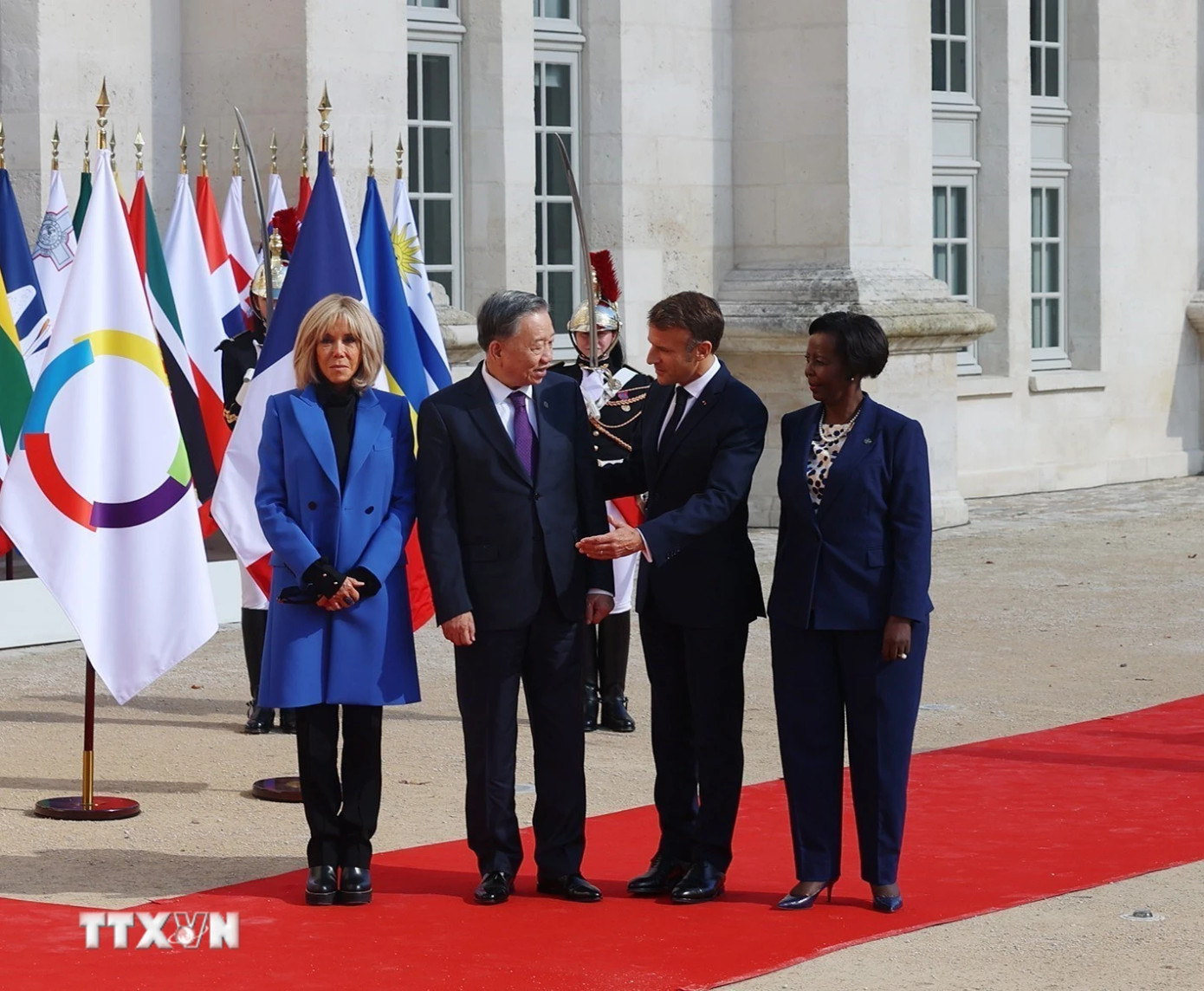 Tổng thống Cộng hòa Pháp Emmanuel Macron và Tổng Thư ký Pháp ngữ Louise Mushikiwabo đón Tổng Bí thư, Chủ tịch nước Tô Lâm. (Ảnh: Trí Dũng/TTXVN)