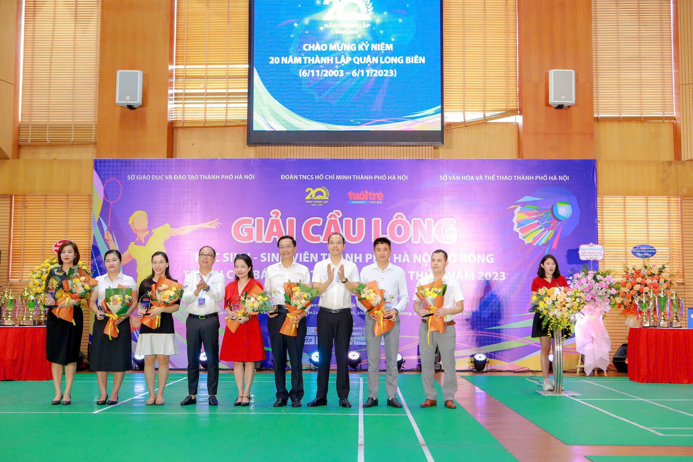 Lãnh đạo các cơ quan, ban ngành TP Hà Nội trao giải cho các vận động viên xuất sắc mùa giải 2023.