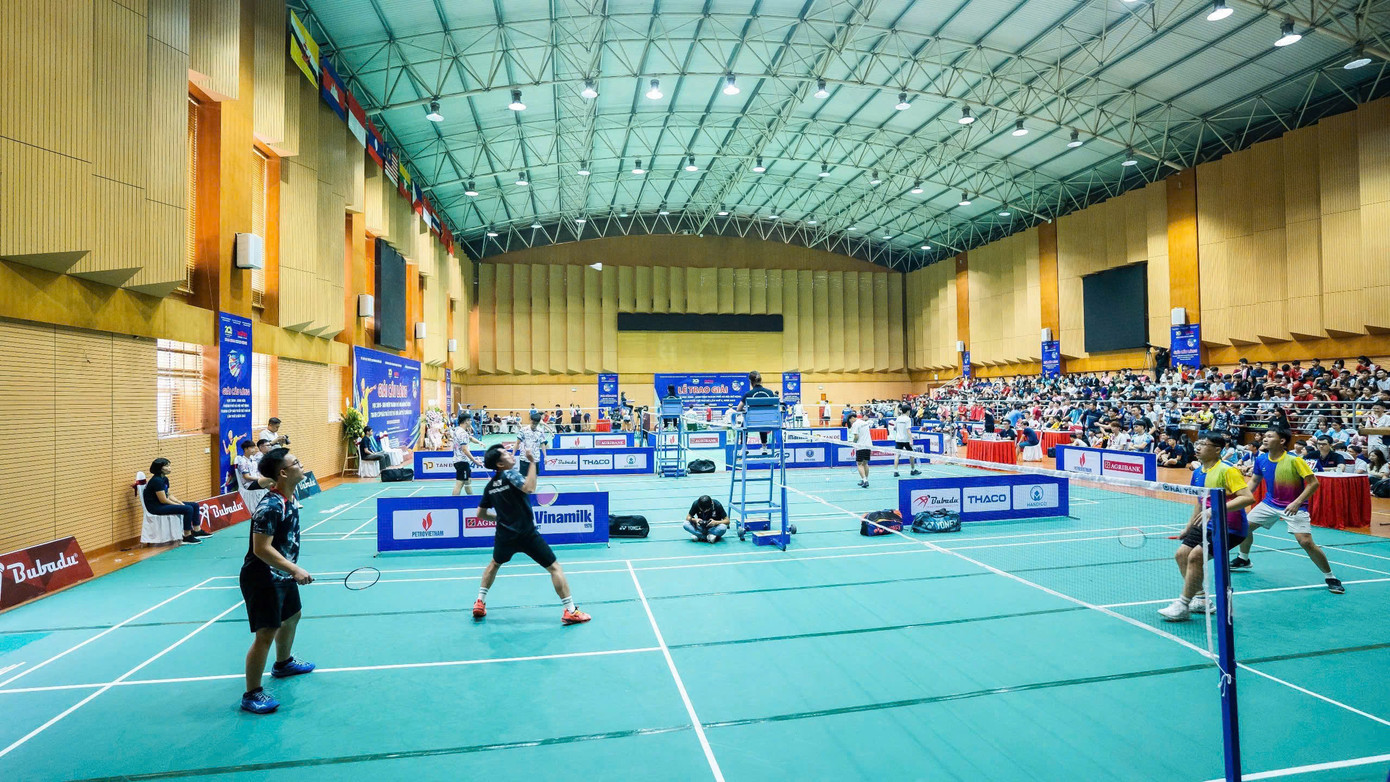 Hai VĐV Trần Cao Thắng (bên trái) và Nguyễn Khắc Mạnh vô địch nội dung đôi nam phong trào 18 - 26 tuổi mùa giải 2023.