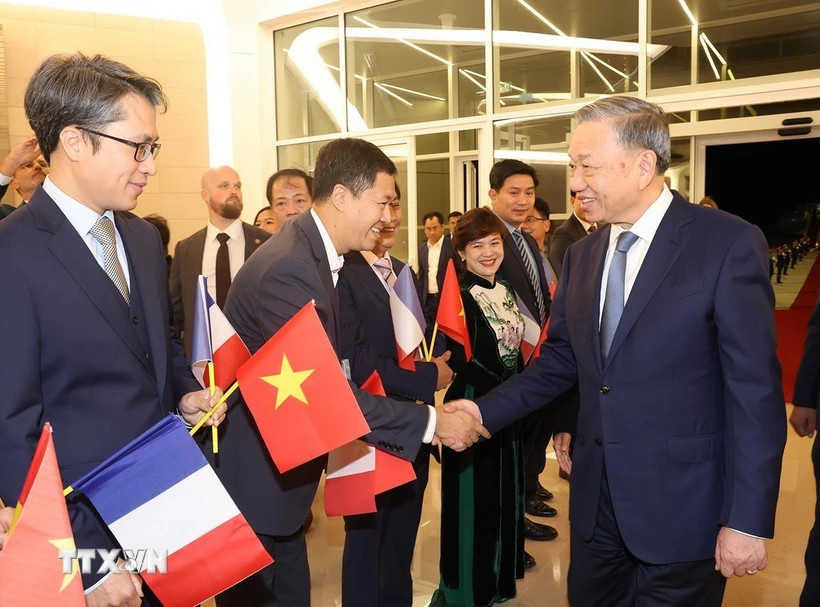 Cán bộ, nhân viên Đại sứ quán, cộng đồng người Việt Nam tại Pháp đón Tổng Bí thư, Chủ tịch nước Tô Lâm tại sân bay Orly ở thủ đô Paris. (Ảnh: Trí Dũng/TTXVN) Cán bộ, nhân viên Đại sứ quán, cộng đồng người Việt Nam tại Pháp đón Tổng Bí thư, Chủ tịch nước Tô Lâm tại sân bay Orly ở thủ đô Paris. (Ảnh: Trí Dũng/TTXVN)