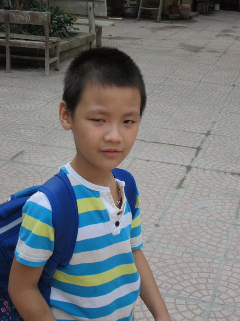 Bé Hiếu 6 tuổi đang học lớp 1 trường Xã Đàn (Hà Nội). Ảnh: Thanh Hà