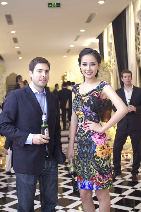 Vẻ hiền dịu của cô ngay lập tức thu hút sự chú ý của quan khách