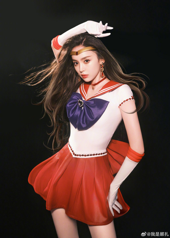 Cổ Lực Na Trát xinh đẹp với tạo hình Thủy thủ Sao Hỏa. Ảnh: Weibo.