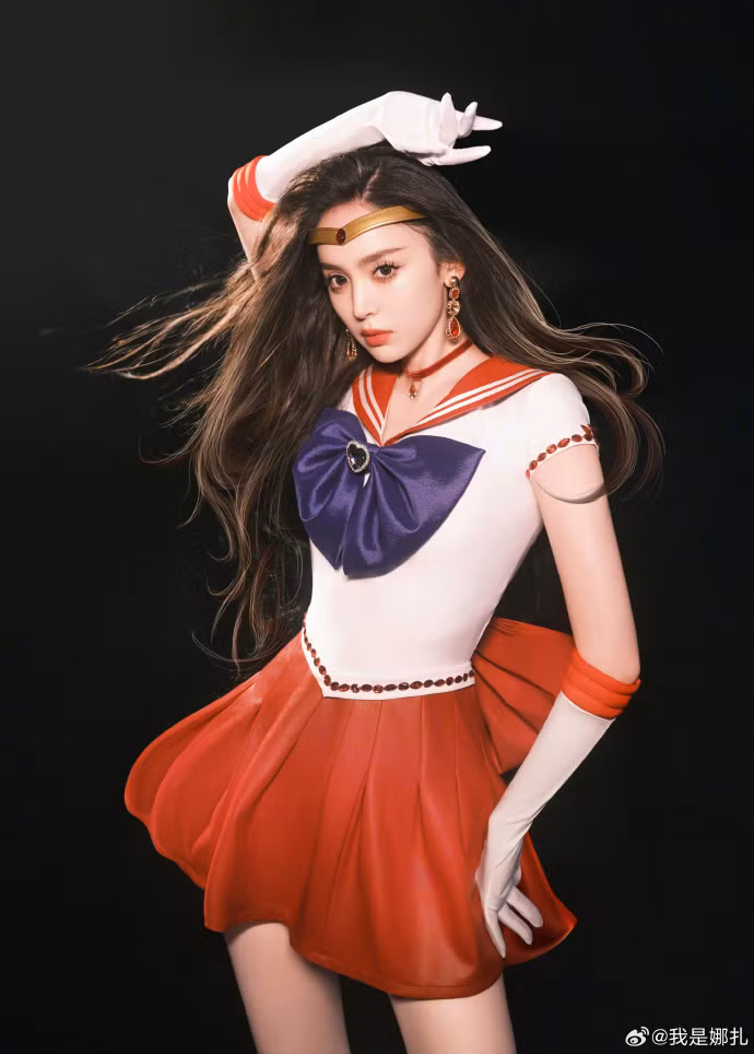 Cổ Lực Na Trát xinh đẹp với tạo hình Thủy thủ Sao Hỏa. Ảnh: Weibo.