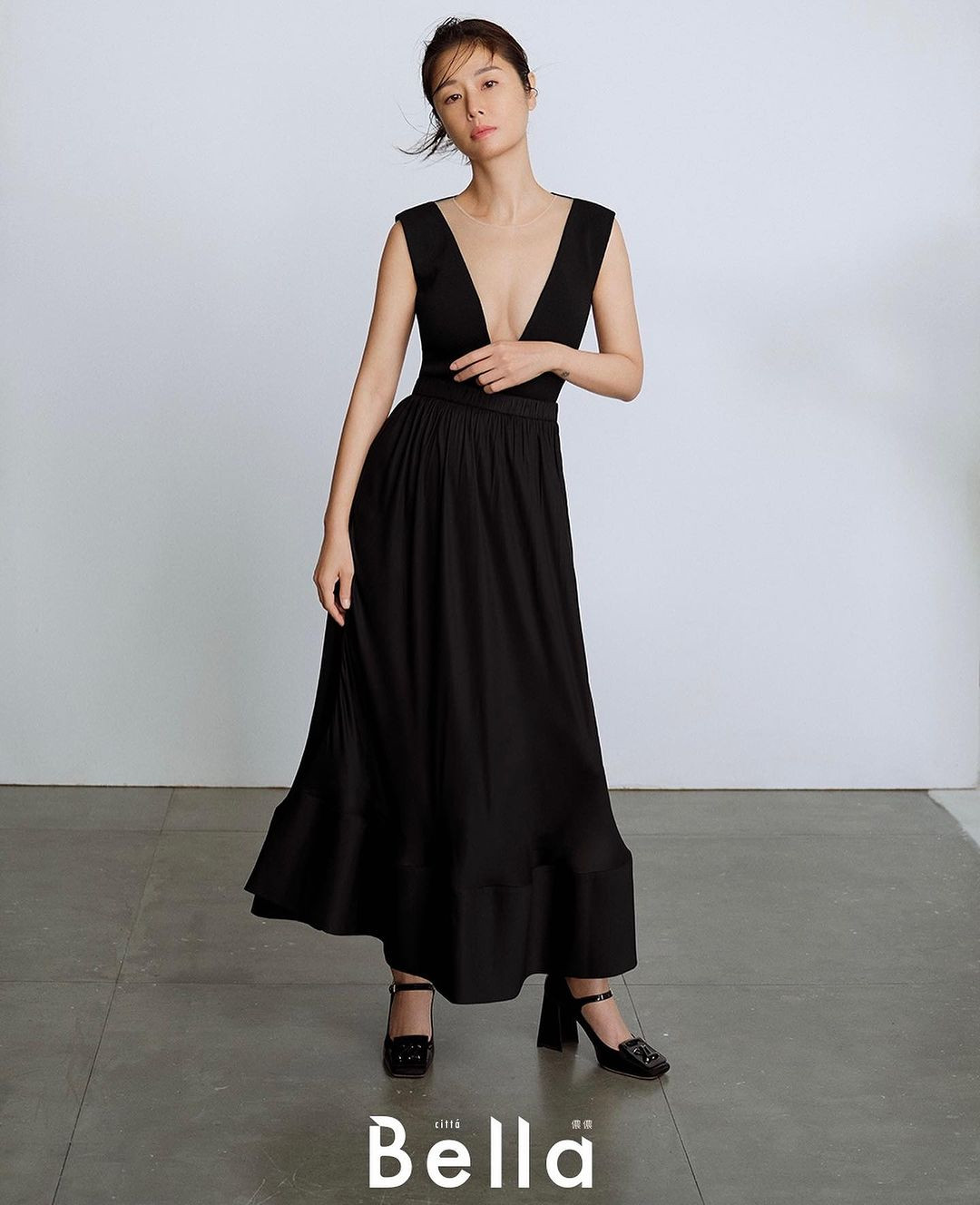 Lâm Tâm Như hiếm hoi mặc váy xẻ sâu khoe vòng một gợi cảm. Ảnh: Bella Taiwan.