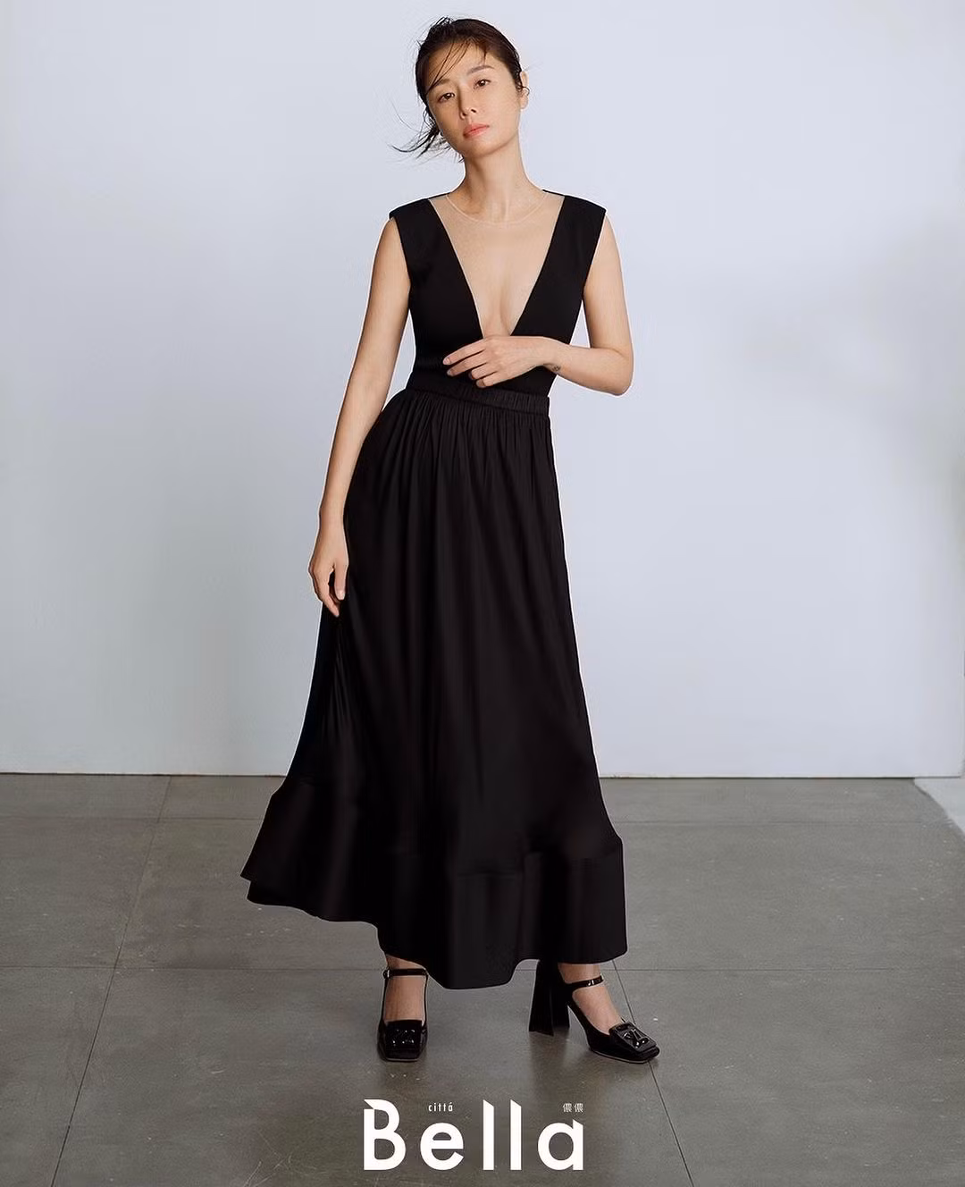 Lâm Tâm Như hiếm hoi mặc váy xẻ sâu khoe vòng một gợi cảm. Ảnh: Bella Taiwan.