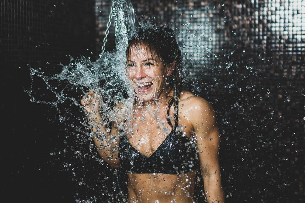 Tắm nước lạnh được chứng minh tốt cho sức khỏe và sắc đẹp. Ảnh: stock.adobe.com.