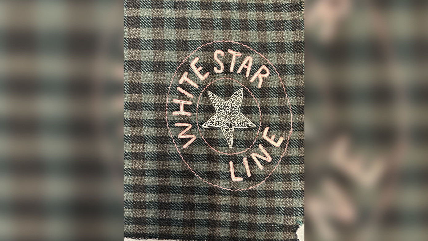 Chiếc chăn tartan được vớt lên từ một trong những chiếc thuyền cứu sinh sau vụ đắm tàu. Ảnh: Henry Aldridge and Son Ltd.