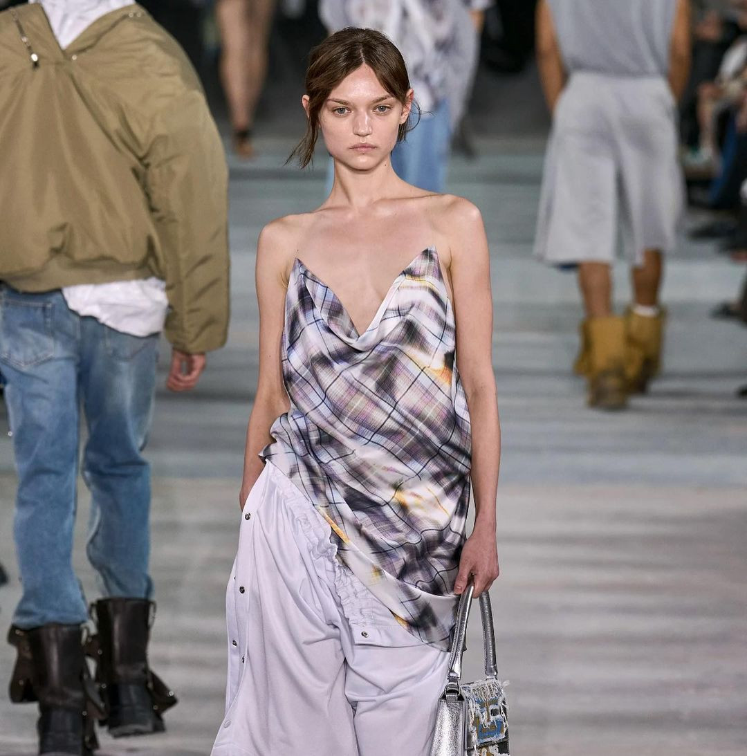 Cô đến từ Ukraine, được phát hiện khi còn là nữ sinh trung học. Cô từng là thành viên đội bóng chày nữ của trường. Ảnh: IG. Cô đến từ Ukraine, được phát hiện khi còn là nữ sinh trung học. Cô từng là thành viên đội bóng chày nữ của trường. Ảnh: IG.