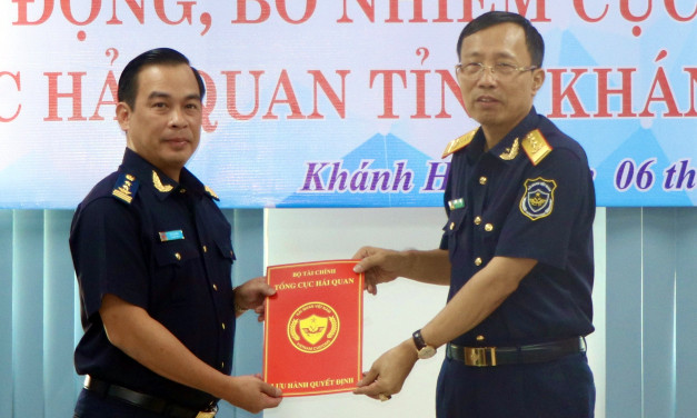 Ông Nguyễn Văn Cẩn - Tổng Cục trưởng Tổng Cục Hải quan (bên phải) trao quyết định cho ông Vũ Lê Quân. Ảnh: Báo Khánh Hòa.