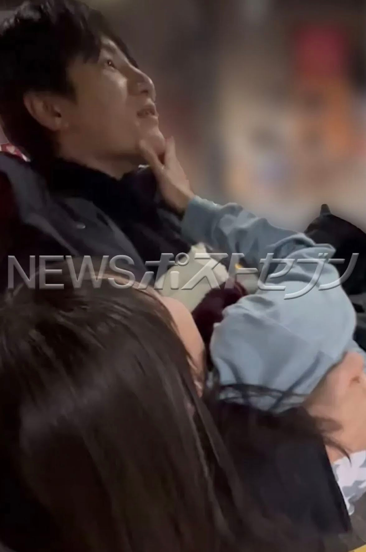 Hình ảnh Kazuma Sasaki và Chiharu Mori ôm ấp nhau trên phố như người yêu. Ảnh cắt từ clip.