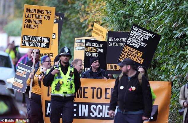 Đám đông biểu tình tập trung bên ngoài trang viên Saint Hill Manor. Ảnh: Eddie Mitchell.