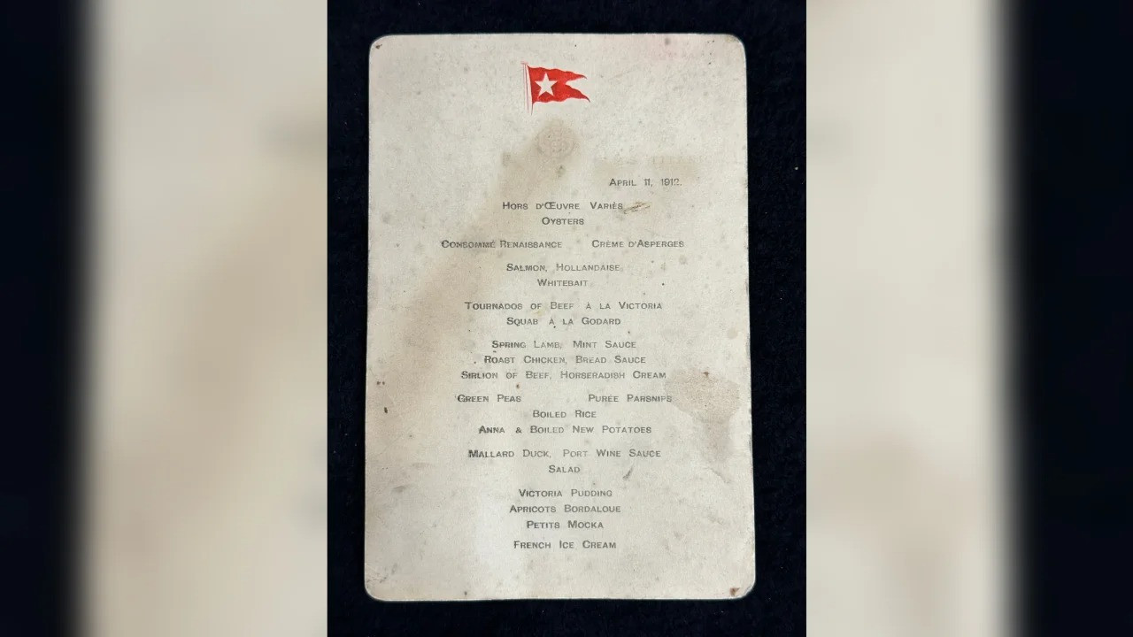 Thực đơn bị ố nước cho bữa tối đầu tiên trên tàu Titanic sau khi khởi hành. Ảnh: Henry Aldridge and Son Ltd.