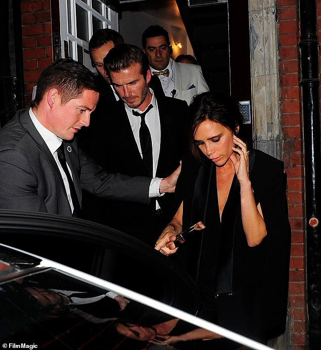 Craig Ainsworth hỗ trợ vợ chồng Beckham lên xe trong sự kiện năm 2013. Ảnh: FilmMagic.