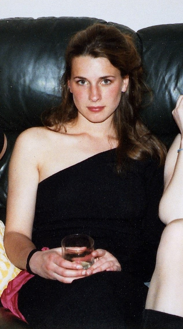 Carly Massy-Birch qua lại với William trong vài tháng.