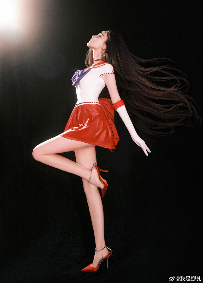 Cổ Lực Na Trát xinh đẹp với tạo hình Thủy thủ Sao Hỏa. Ảnh: Weibo.